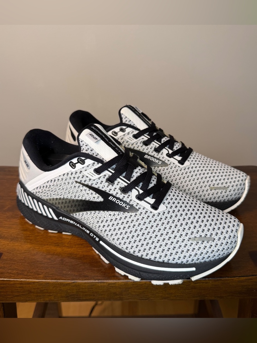 Brooks Adrenaline GTS 22 Womens Size 8 B White Grey Black Running Shoes